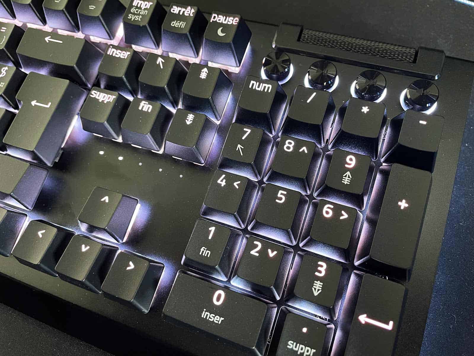 Test BlackWidow V4 Pro : le clavier gamer le plus complet et le plus  lumineux de Razer