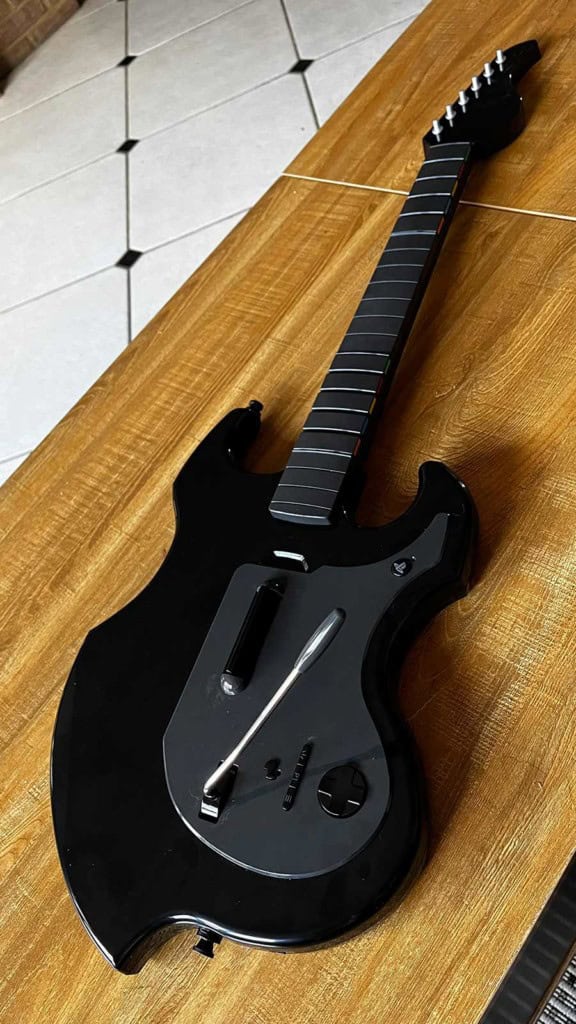 La guitare PDP Riffmaster posée sur une table